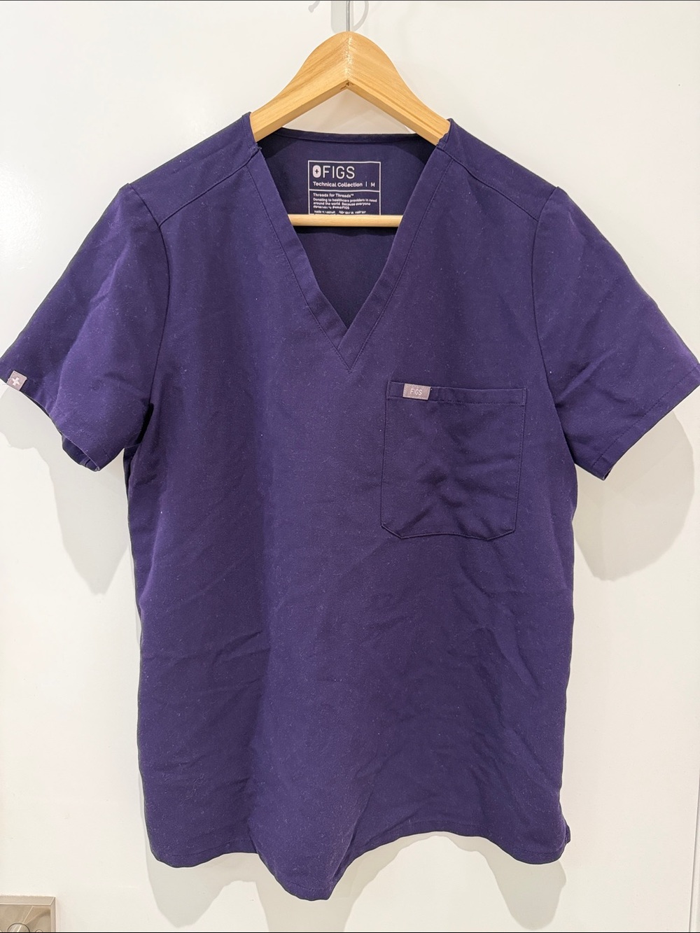 FIGS Women’s Purple Jam Catarina One Pocket V-Neck Scrub Top size M